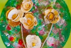 
        Série «Diálogos com a Natureza»<br>Amigos Improváveis II<br>pintura acrílica e elementos naturais (madeira/conchas) ⌀ 24 cm - 2025