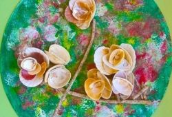 
        Série «Diálogos com a Natureza»<br>Amigos Improváveis I<br>pintura acrílica e elementos naturais (madeira/conchas) ⌀ 24 cm - 2025